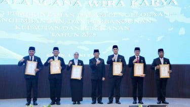Pemerintah Anugerahkan Tanda Kehormatan Satyalancana Wira Karya kepada Enam Tokoh