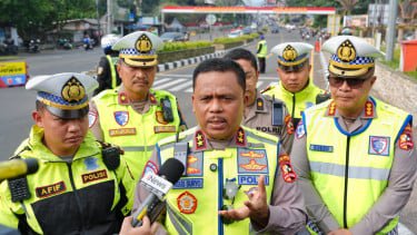Kakorlantas Polri Irjen Agus Suryonugroho (tengah)