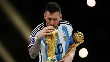 1. Lionel Messi (Argentina), 2. Lothar Matth&auml;us (Jerman), 3. Miroslav Klose (Jerman), 4. Paolo Maldini (Italia), 5. Cristiano Ronaldo (Portugal), Top 5+ Pemain dengan Penampilan Terbanyak di Piala Dunia: Lionel Messi dan Cristiano Ronaldo Teratas