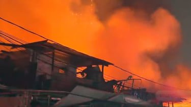 Kondisi Terkini Kebakaran di Pasar Jiung Kemayoran: Api Masih Membakar!