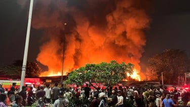 Kebakaran Pasar Jiung Kemayoran Bukan Cuma Hanguskan Ratusan Rumah, 6 Warga Dilarikan ke RS Akibat Sesak Napas