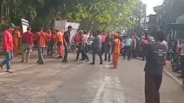 Ruas Jalan Raya Lenteng Agung, Jakarta Selatan, yang sempat ditutup akibat pekerjaan pengecoran akhirnya kembali dibuka
