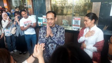 Mantan Menteri Pendidikan, Kebudayaan, Riset, dan Teknologi (Mendikbudristek), Nadiem Anwar Makarim (tengah)