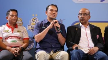 Executive Vice President Komunikasi Korporat dan TJSL PT PLN (Persero), Gregorius Adi Trianto (tengah)