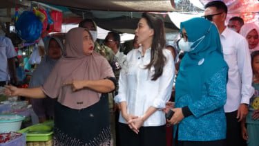 Jawaban Sherly Tjoanda saat Ibu-ibu Pedagang Pasar Teriakan 2 Periode sebagai Gubernur Malut