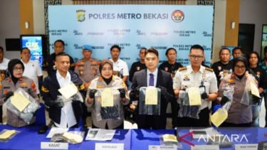 Polisi menunjukkan bukti-bukti kasus pembunuhan berencana terhadap WNA asal Korea Selatan (Korsel)