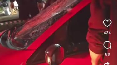 Detik-detik Brio Dihancurkan Massa di Bekasi, Penyebabnya Kabur Tabrak Pemotor Usai Kepergok Mesum di Mobil