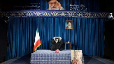 Kursi simbolis dan foto mendiang Pemimpin Tertinggi Iran, Ayatollah Ali Khamenei