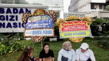 Karangan Bunga Berjejer di Depan Kantor BGN, Terima Kasih ke Prabowo Usai Copot Dadan Hindayana