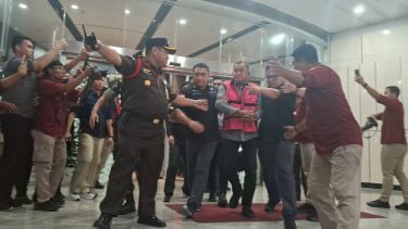 Mantan Wakil Kepala BGN, Lodewyk Pusung (rompi pink)