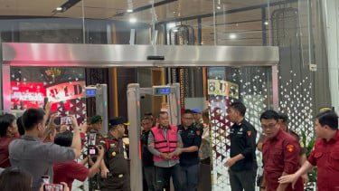 Mantan Wakil Kepala BGN, Lodewyk Pusung (rompi pink)