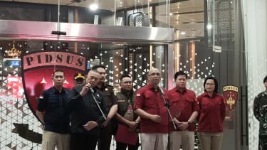 Dirdik Jampidsus Kejagung Syarief Sulaeman Nahdi (tengah)