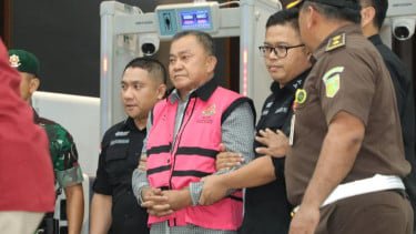 Mantan Wakil Kepala BGN, Lodewyk Pusung (rompi pink)