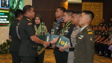 Seskab Letkol Teddy Indra Wijaya (kanan) menerima penghargaan dari KSAD Jenderal TNI Maruli Simanjuntak
