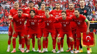 Sejarah Turki di Piala Dunia, Total Penampilan dan Rekor Turki di Piala Dunia, Perjalanan Kualifikasi Piala Dunia 2026: Tidak Sempurna, Tapi Efektif, Pelatih: Vincenzo Montella dan Era Baru Turki, Kekuatan Utama Turki di Piala Dunia 2026, Skuad Lengkap Turki Piala Dunia 2026, Jadwal Turki di Piala Dunia 2026 (WIB), Profil Timnas Turki di Piala Dunia 2026: Bangkit Setelah 24 Tahun, Datang dengan Generasi Emas Baru