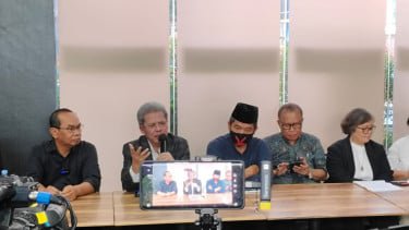 Pengamat politik Saiful Mujani menjalani pemeriksaan di Polda Metro Jaya (kiri)