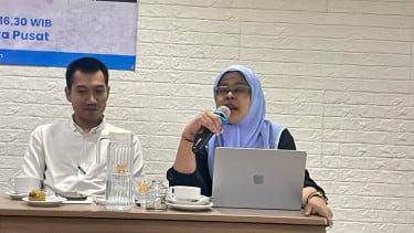 Ketua Umum AJI, Nany Afrida (kanan)