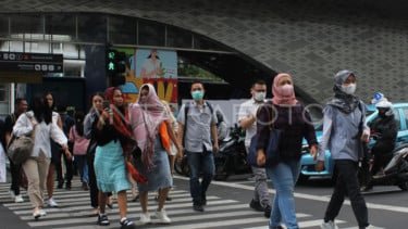 Pejalan kaki melintas di kawasan Bundaran HI, Jakarta