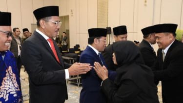 Direktur Jenderal Bimbingan Masyarakat Islam Kemenag Abu Rokhmad menyalami Kepala KUA yang baru dilantik