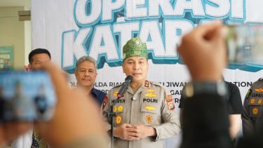Kapolda Riau Irjen Pol Herry Heryawan (tengah)