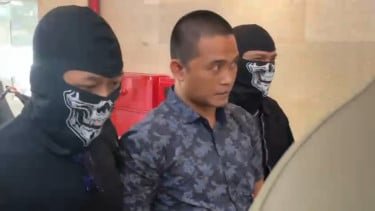 Mantan anggota Brimob Polda Kalimantan Timur, Bripka Dedy Wiratama (tengah)