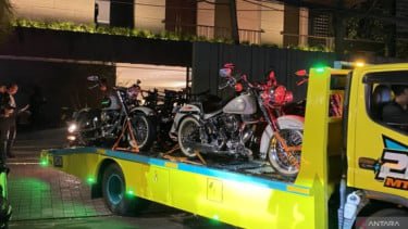 KPK mengangkut moge dan sepeda hingga mobil dari kediaman eks Wamenaker Imipas Silmy Karim