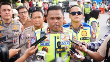 Kakorlantas Polri Irjen Agus Suryonugroho (tengah)