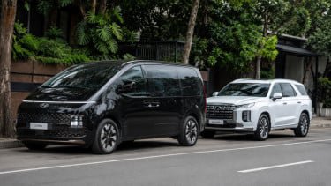 Hyundai Staria (depan) dan Hyundai Palisade (belakang)