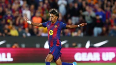 Lamine Yamal membela Barcelona