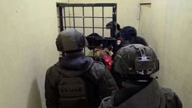 Personel Polri dari Satgas ODC saat mengiring YM masuk ke dalam sel tahanan di Polres Puncak