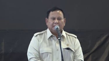 Presiden RI Prabowo Subianto saat memberikan arahan dalam kunjungannya di SRMP 17 Tabanan, Bali
