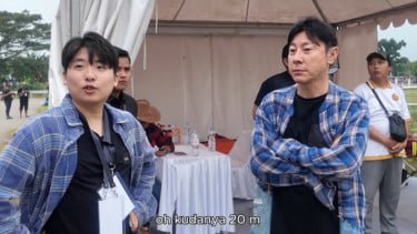 Shin Tae-yong (kanan) bersama penerjemahnya Jeje