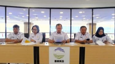 Deputi Bidang Geofisika BMKG Nelly Florida Riama (dua kiri) mendampingi Kepala BMKG Teuku Faisal Fathani (tengah)
