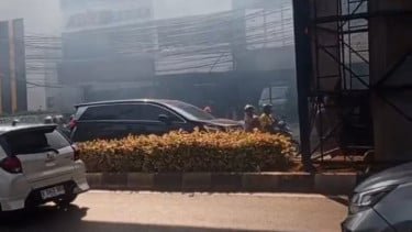 Dua Pekerja Alami Luka Bakar di Wajah, Korban Sempat Terpental Akibat Sentakan Ledakan, Diduga Dipicu Kabel Tegangan Tinggi PLN, Polisi Hentikan Sementara Pekerjaan Galian, Ledakan Galian di Fatmawati Bikin Dua Pekerja Terpental dan Alami Luka Bakar Serius, Polisi Ungkap Penyebab Awal