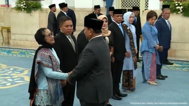 Presiden RI Prabowo Subianto menyalami Kepala BGN Nanik S Deyang