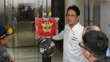 Menteri Keuangan, Purbaya Yudhi Sadewa, membuka segel Bea Cukai di gerai Tiffany &amp; Co