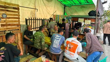 Kapolda Metro Jaya Komjen Pol Asep Edi Suheri dan Pangdam Jaya Letjen TNI Deddy Suryadi turun langsung menemui warga