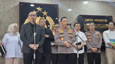 Kapolri Jenderal Polisi Listyo Sigit Prabowo (tengah)