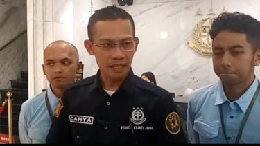 Kepala Seksi Penerangan Hukum Kejati Jawa Barat, Nur Sricahyawijaya (tengah)
