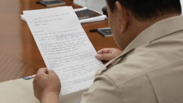 Presiden Prabowo Subianto membaca surat dari siswa SMK Negeri 1 Sorong, Papua Barat Daya