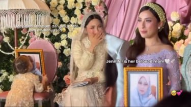 Kamari Sky Wassink mencium foto ibunda Jennifer Coppen