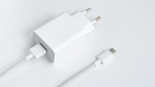 Sering Pakai Charger KW? Ini 7 Efek Samping Tak Pakai Charger Ori yang Wajib Kamu Tahu!