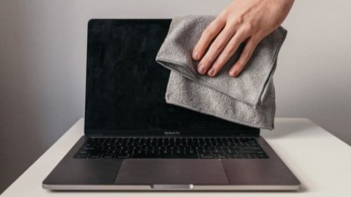 Cara Membersihkan Layar Laptop dengan Benar Agar Tidak Meninggalkan Bekas dan Goresan