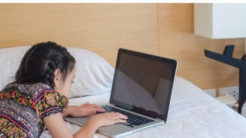Sering Main Laptop di Kasur Bisa Cepat Rusak? Ini Penjelasan Logisnya!