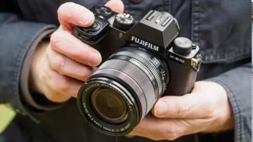 Top 7+ Kamera Mirrorless Terbaik 2025, No 4 Bikin Kontenmu Terlihat Seperti Film Bioskop!