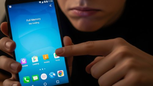 Bersihkan Cache Aplikasi Secara Berkala, Hapus Aplikasi dan File yang Sudah Tidak Digunakan, Manfaatkan Aplikasi Pembersih Resmi, Pindahkan Data ke Cloud atau Kartu SD, Kurangi Penggunaan Widget dan Efek Animasi, Selalu Perbarui Sistem dan Aplikasi, Lakukan Factory Reset Jika Sudah Sangat Parah, &nbsp;, HP Android Kamu Lemot dan Sering Ngelag? Bisa Jadi Karena Memori Penuh, Begini Cara Mengatasinya