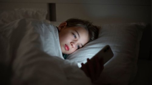 Main HP Sebelum Tidur Bisa Bikin Susah Terlelap? Ini Penjelasan Ahli