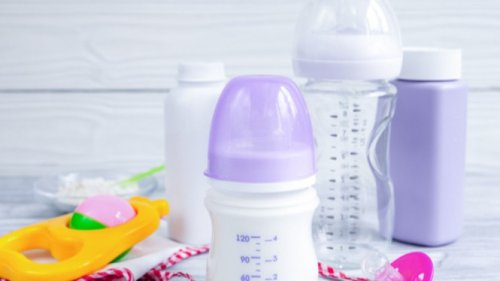 Persiapan Sebelum Mencuci: Bersihkan Wastafel, Segera Bilas Botol dengan Air Hangat, Pilih Sabun Khusus untuk Botol Bayi, Rendam Botol untuk Mengangkat Sisa Susu, Sikat Botol dan Dot dengan Alat Khusus, Pastikan Lubang Dot Bebas dari Kotoran, Bilas dengan Air Mengalir hingga Bersih, Keringkan di Tempat Bersih dan Berventilasi, Tips Tambahan agar Botol Bayi Tetap Higienis, Kesimpulan: Botol Susu Bayi Bersih, Si Kecil Sehat, Jangan Asal Cuci! Ini Cara Mencuci Botol Susu Bayi agar Aman dari Bakteri