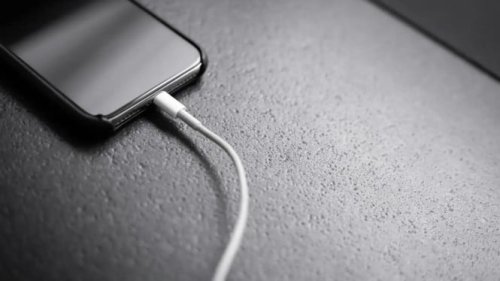 Smartphone Modern Sudah Dilengkapi Sistem Keamanan Otomatis, Suhu Tinggi Tetap Menjadi Ancaman bagi Kesehatan Baterai, Overcharging Jangka Panjang Masih Memiliki Risiko, Penggunaan Charger Abal-Abal Meningkatkan Risiko Bahaya, Tips Aman Mengisi Daya Smartphone Semalaman, Kesimpulan: Seberapa Aman Mengisi Daya Smartphone Semalaman?, Risiko Mengisi Daya Smartphone Semalaman: Amankah atau Malah Berbahaya?