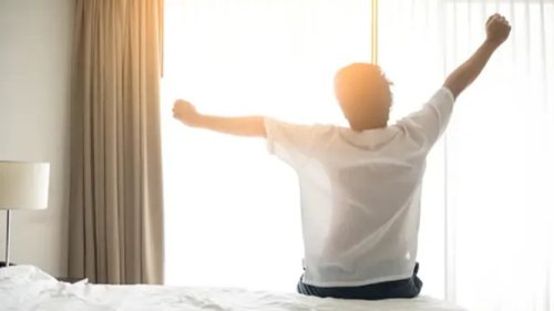 Top 9+ Ciri Kepribadian Orang yang Langsung Cek HP Setelah Bangun Tidur, Apa Saja?